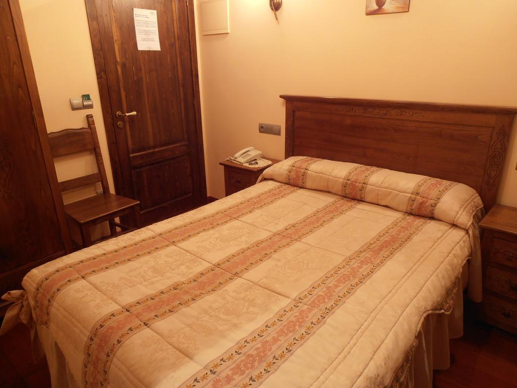 Hostal Virgen De La Encina بونفيراذا الغرفة الصورة