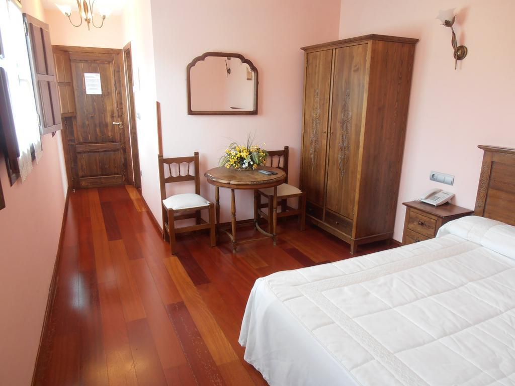Hostal Virgen De La Encina بونفيراذا الغرفة الصورة