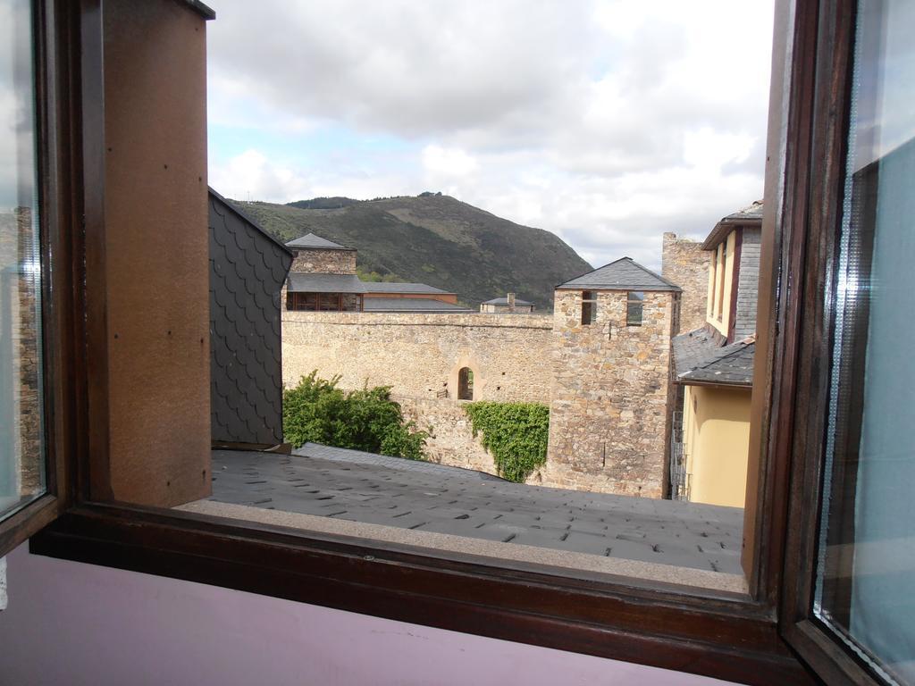 Hostal Virgen De La Encina بونفيراذا الغرفة الصورة