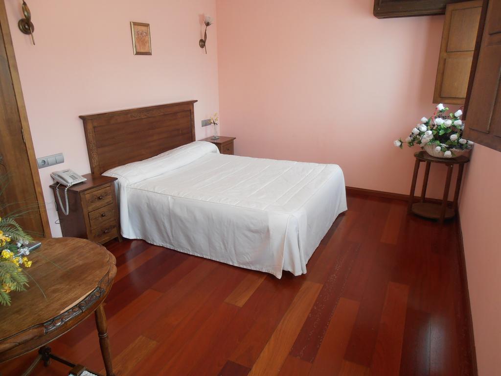 Hostal Virgen De La Encina بونفيراذا الغرفة الصورة